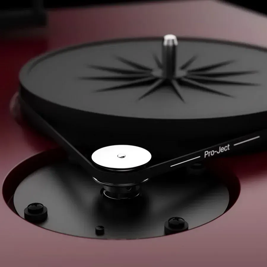 Hi-Fi gramofon Pro-Ject Debut EVO 2 v saténové vínově červené barvě