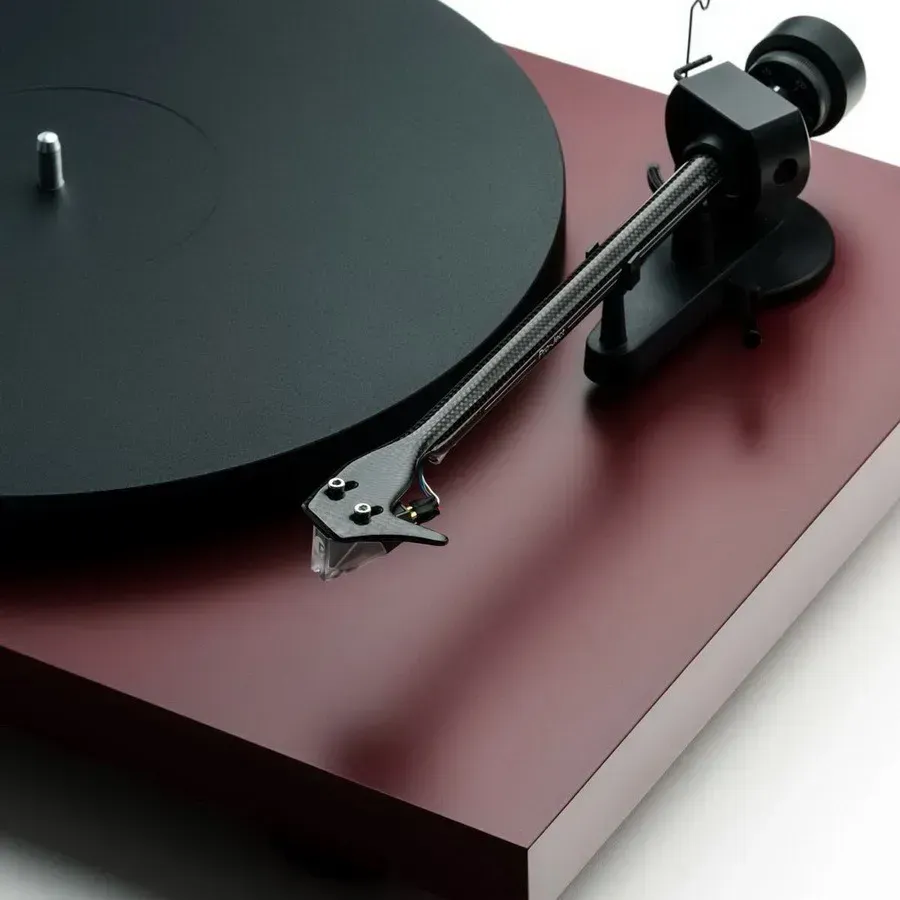 Hi-Fi gramofon Pro-Ject Debut EVO 2 v saténové vínově červené barvě
