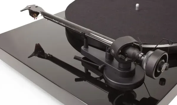 Hi-Fi gramofon Pro-Ject The Debut Carbon SB Esprit Sonos Edition v černé barvě