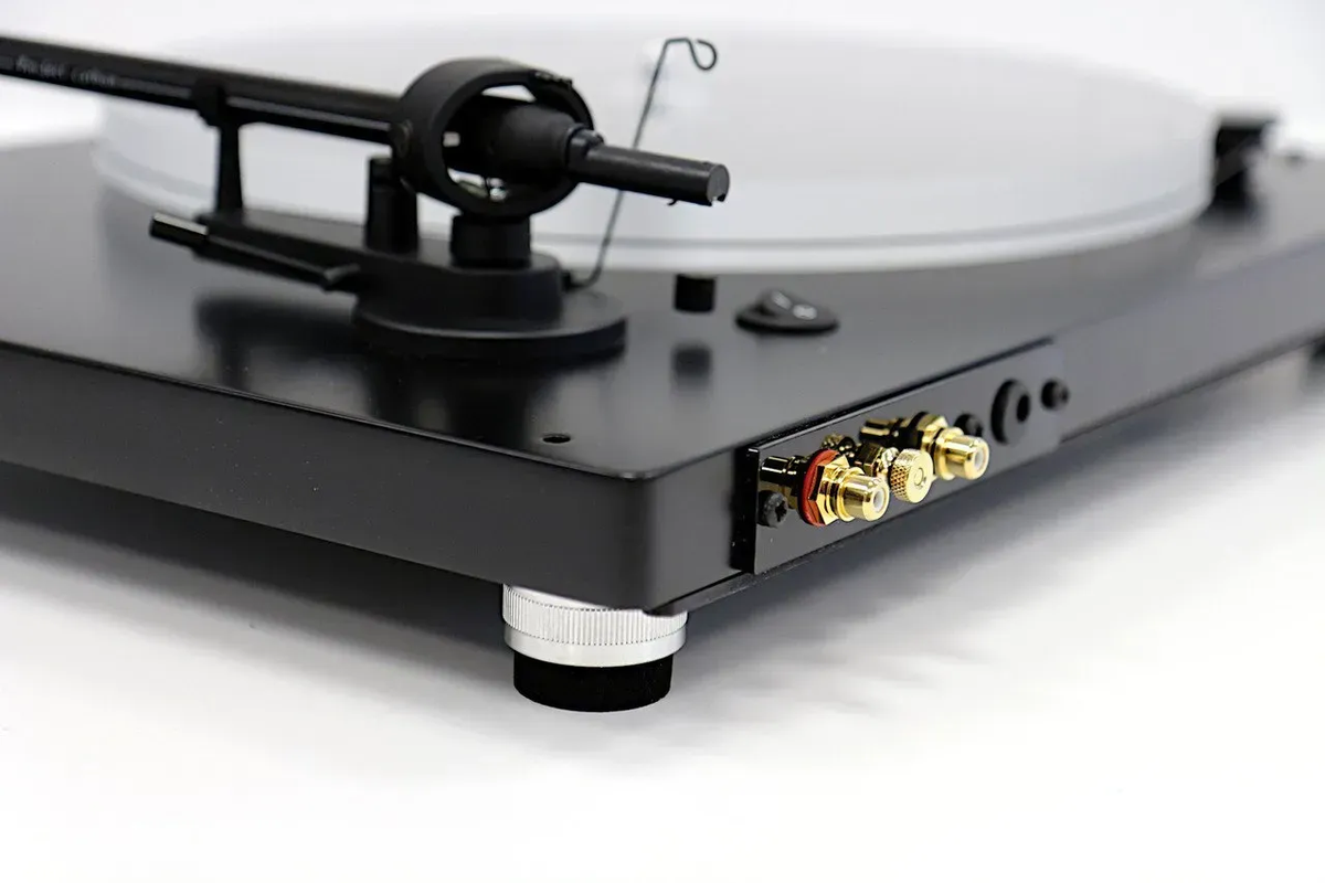 Hi-Fi gramofon New Horizon 201 AT-VM520EB v laminované černé barvě